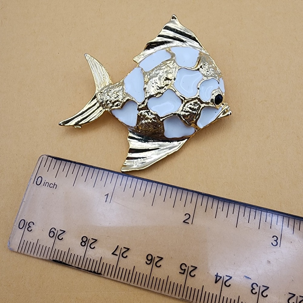 Vintage Angel Fish Gold Tone Cream Embossed Enamel Reef Tropical Vacation Brooch - Picture 8 of 10